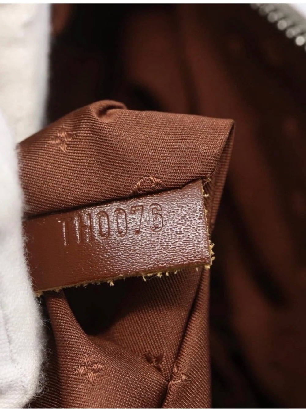 Louis Vuitton Suhali Lockit MM Bag with Silver lock, Key, Dust Bag - Picture 12 of 15